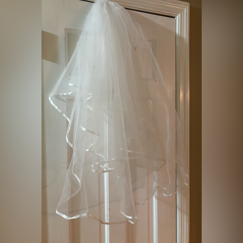 JJs House | White Wedding Veil| Small Pearl Detail| Worn Once